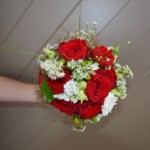 Brautstrauß mit roten und weißen Blumen