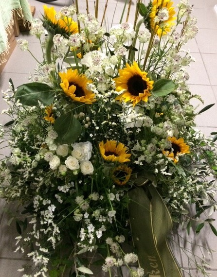 Trauergesteck mit Sonnenblumen