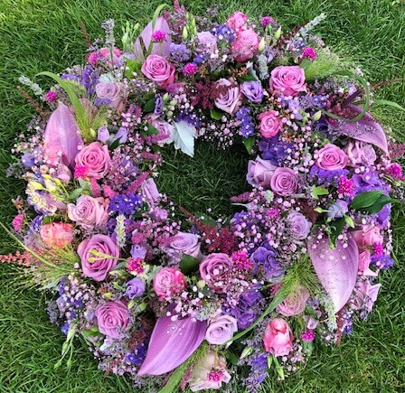 Trauerkranz mit violetten Blumen
