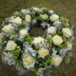 Trauerkranz mit weißen Rosen