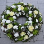Trauerkranz mit weißen und gelben Blumen